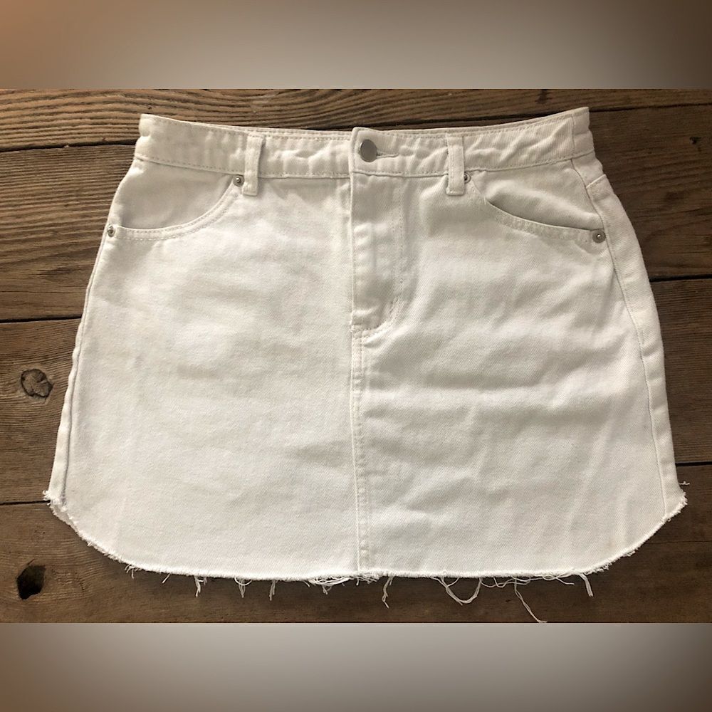 Forever 21 rounded hem white denim skirt no size tag fits like a 4/6